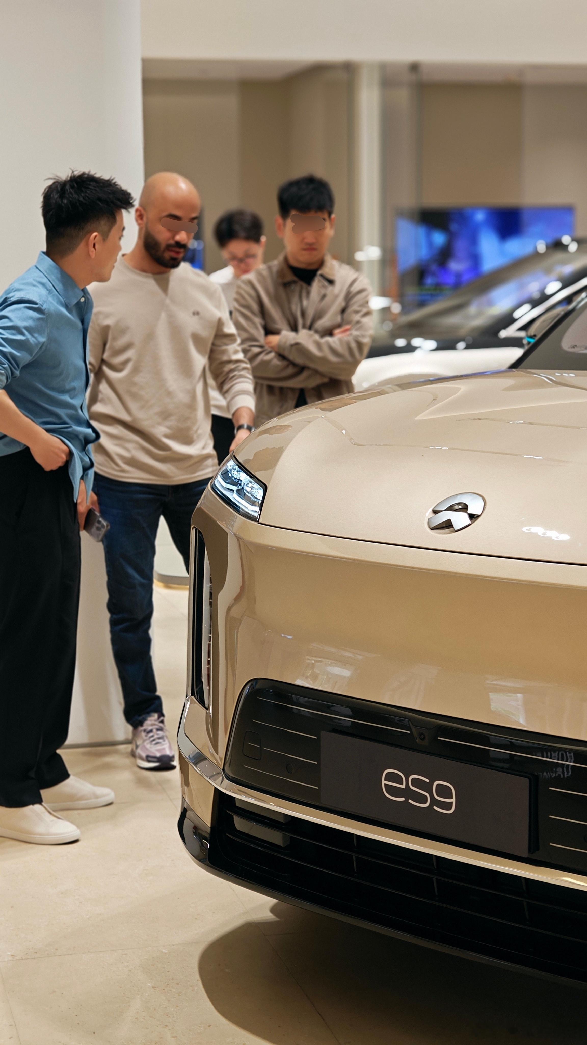 昨天跑了蔚来三家门店，es9看车人不断，虽然不是es8乌泱泱的人群，但始终一台车