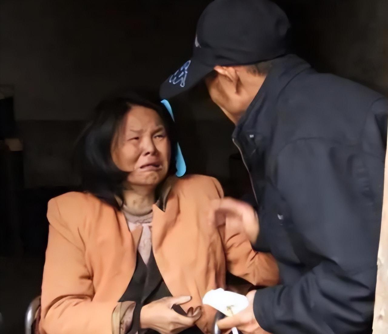 2001年，山东一三轮车夫在街头发现了一位被遗弃的高位截瘫女子，他心生怜悯，将女