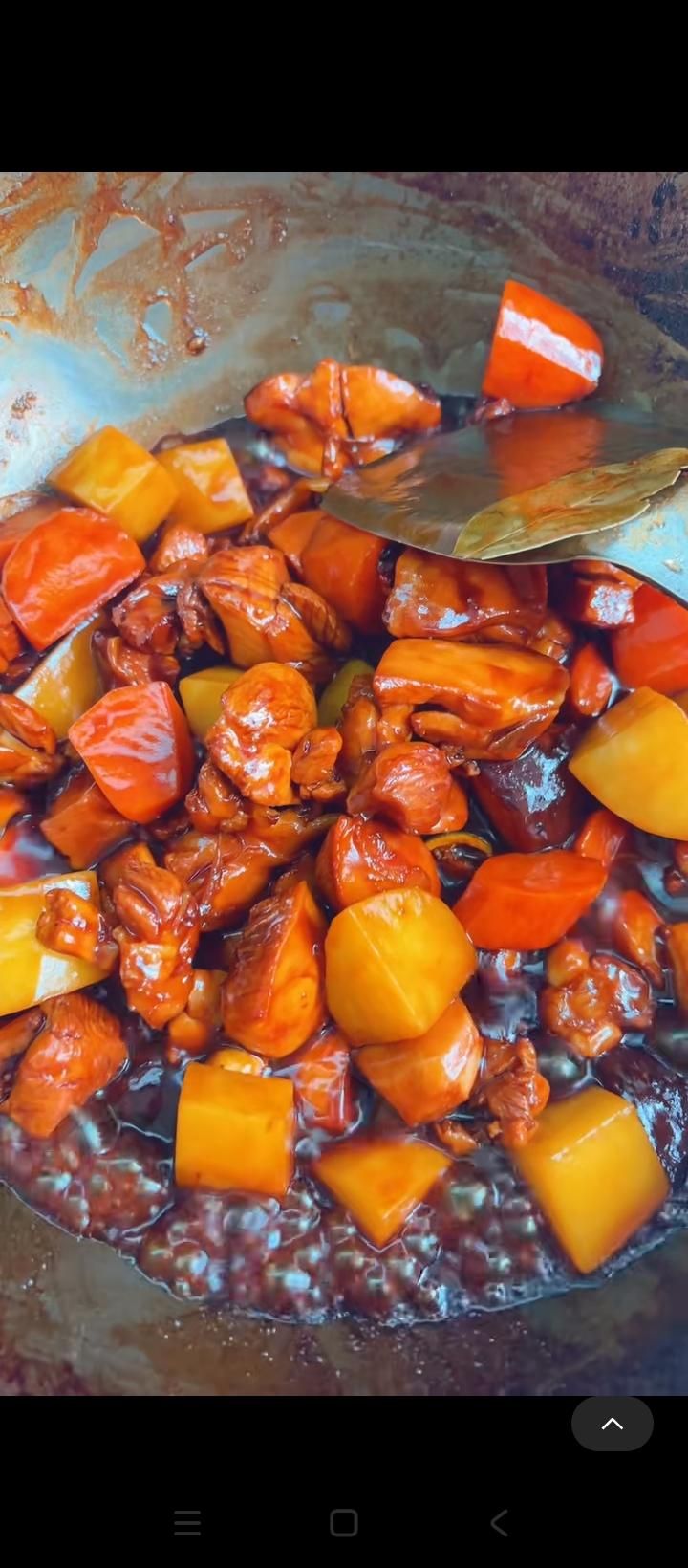 这锅黄焖鸡直接治愈了我所有emo
 
就说这锅咕嘟咕嘟的黄焖鸡，谁看了不流口水？