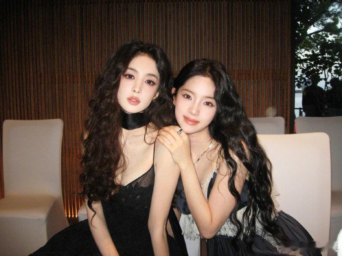 娜扎玉茗茶骨当家女主气场在《玉茗茶骨》预告的叙事框架中，娜扎与侯明昊的互动绝非简