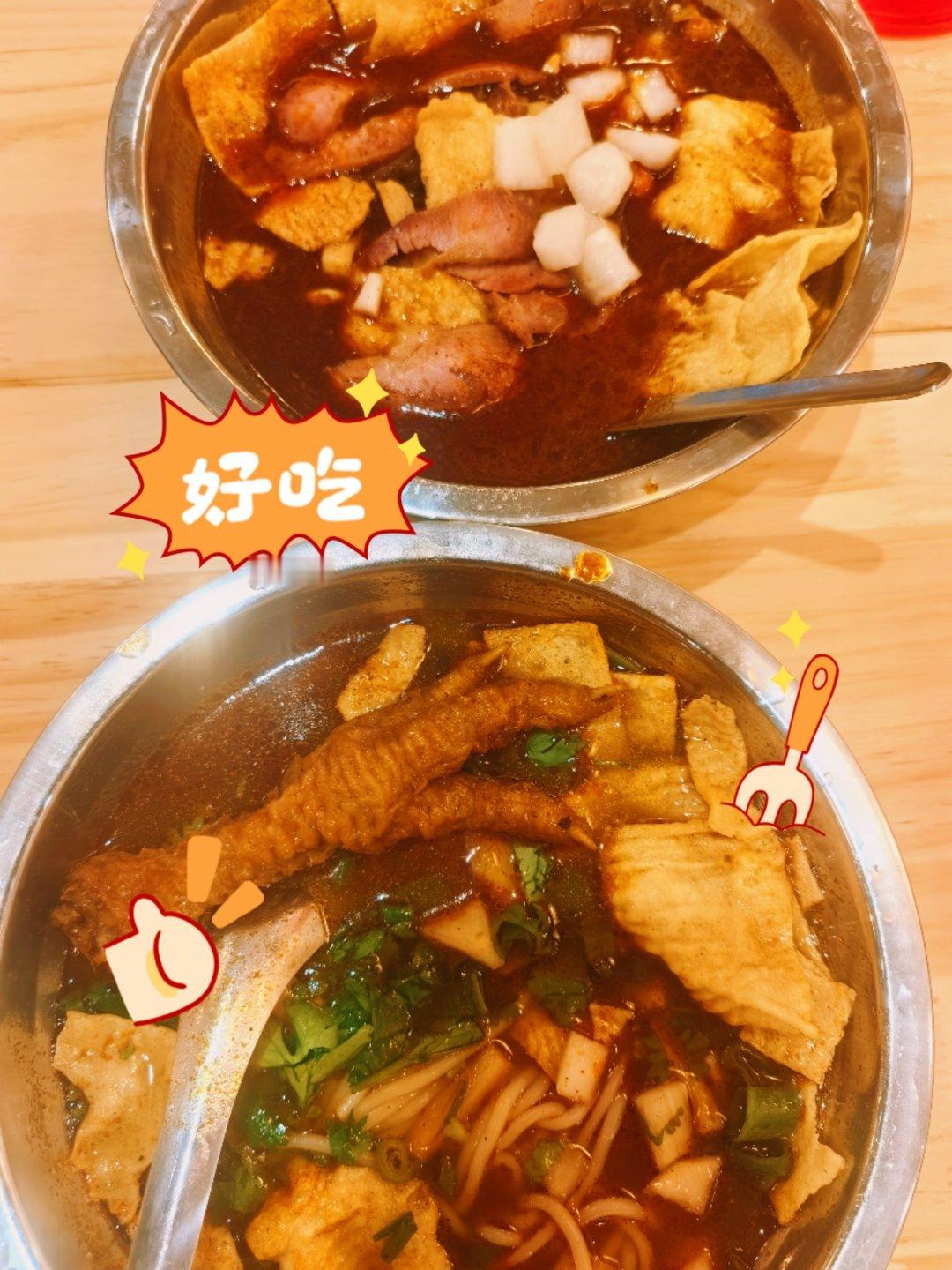 三十多度的天气，吃一碗肥姨妈螺蛳粉，又热又辣，快乐加倍