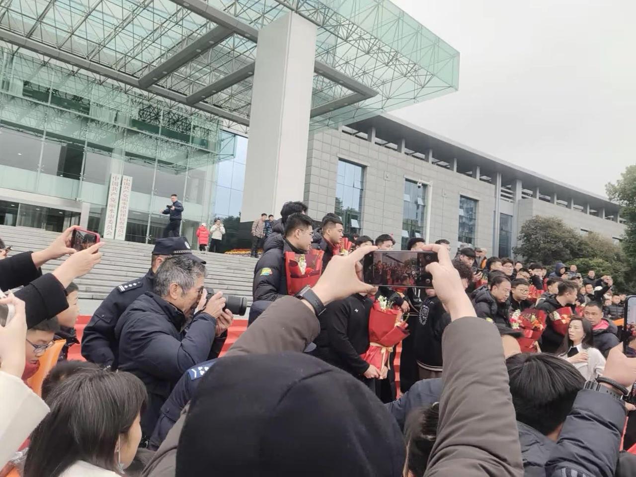 英雄凯旋归来！