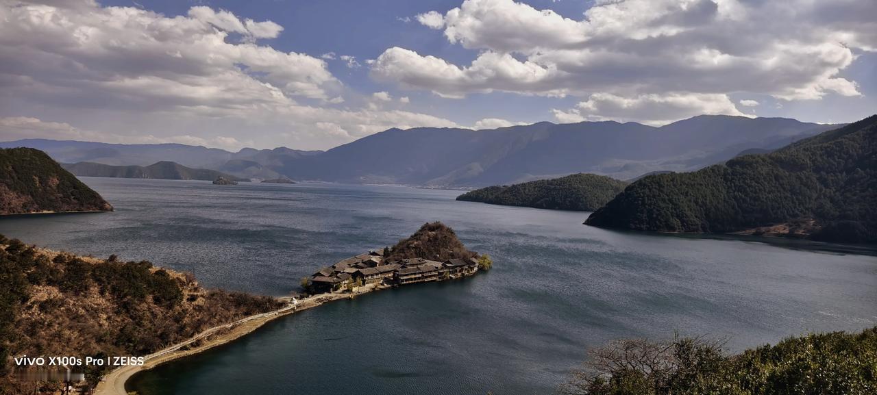 湖光山色，宁静悠远。