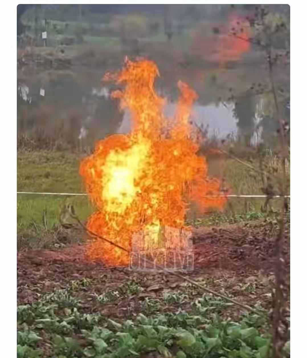 震惊！四川南充菜地突发“火焰奇观”火光冲天，连续燃烧三天令人胆寒！天然气泄漏背后