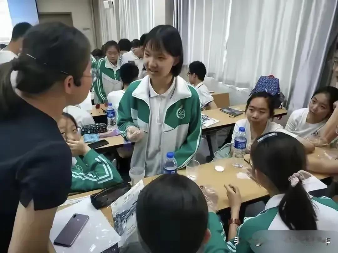 学校提前开学补课，最受委屈的是老师，而非学生。
学校提前开学补课，虽然学生也牺牲