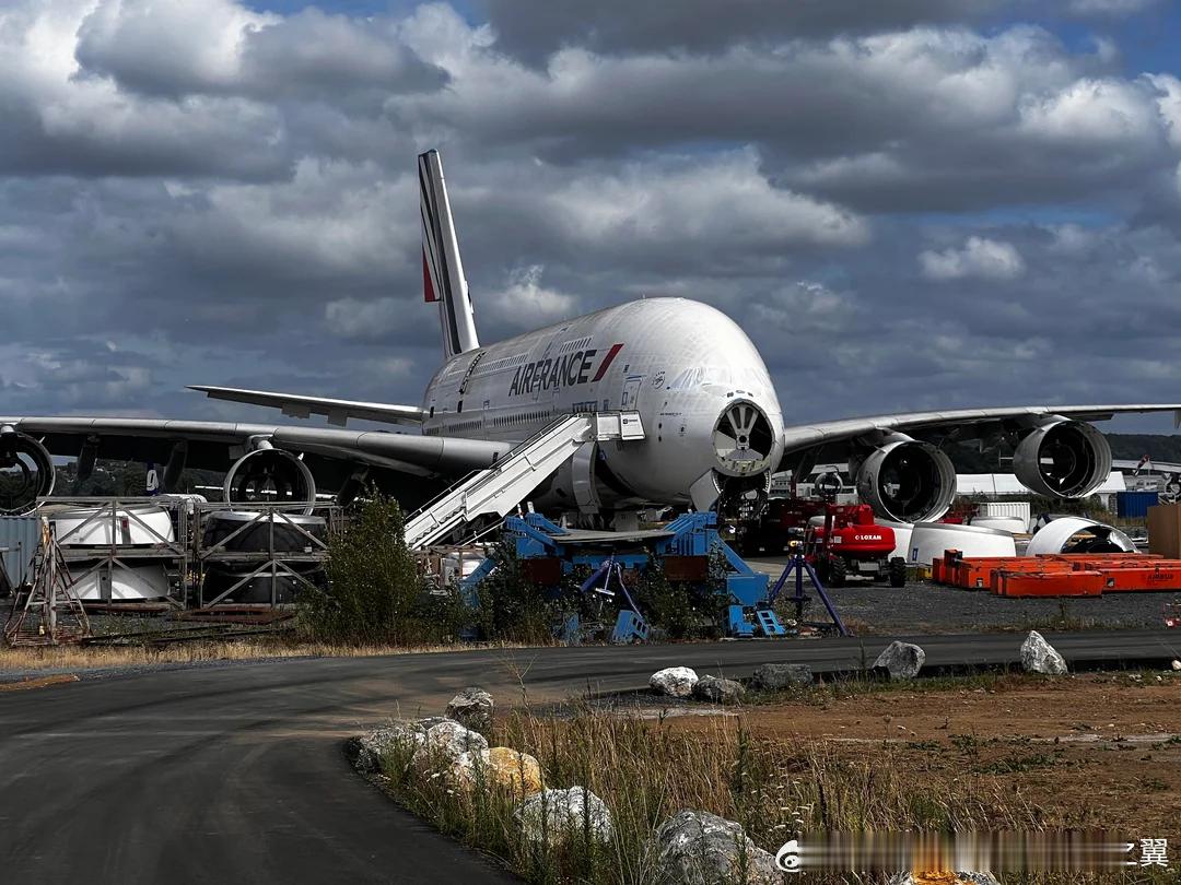法国塔布-卢尔德机场的退役空客，环球航空唯一一架A380才飞了几次，又被封存了…