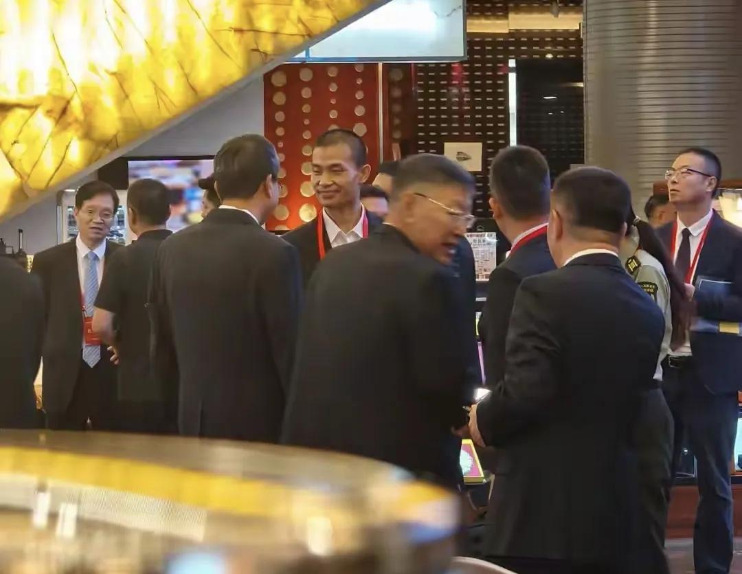 “韦神”穿西装太帅，网友北京某酒店大堂，碰见北大副教授韦东奕
第一次见韦神穿白衬