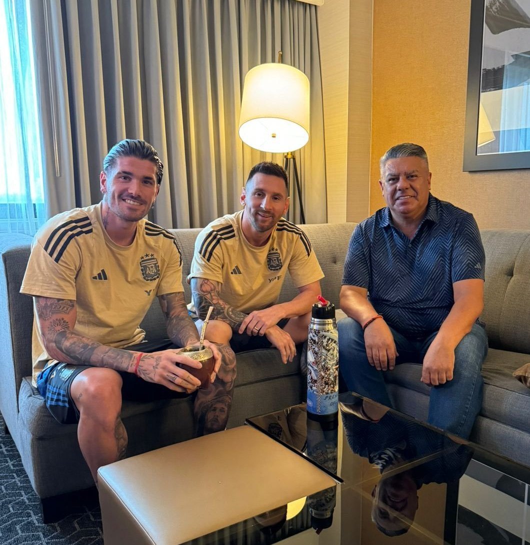 老规矩[抱一抱][抱一抱][抱一抱]塔皮亚发推：在这个国庆日，我们怀着无比的喜悦