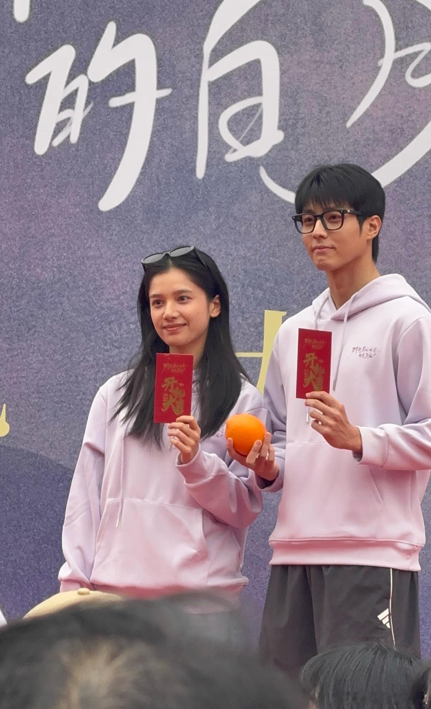 张婧仪、陈靖可《致我那菜市场的白月光》开机同框，这男的的飞升一跃，咔咔一顿男主剧