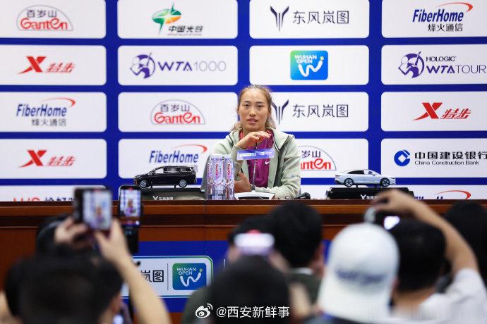 【#郑钦文赛后复盘不敌萨巴伦卡#】2024武汉网球公开赛女单决赛中，首次闯入WT