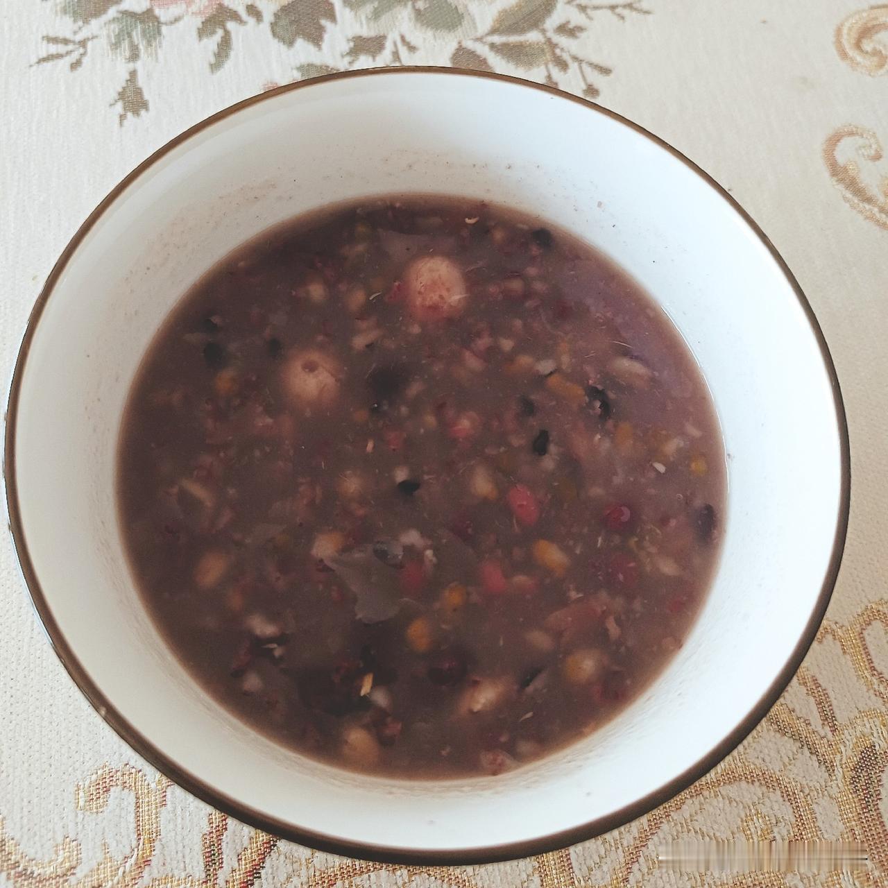 这两天嗓子有点疼，但又不想吃药，只想在饮食上调整一下。一早起来，就用电饭煲煮了点
