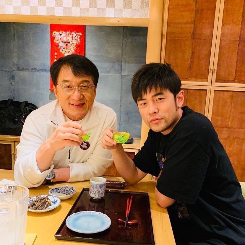 #成龙周杰伦早期合照# 成龙和周杰伦演艺圈两大天王的合照[收到]成龙之前还当过周