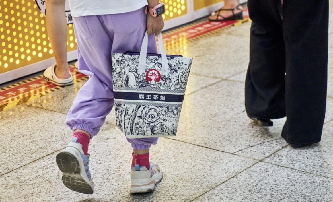 广东人的松弛感：拎奶茶袋通勤，下雨天全是拖鞋上班。不讲究穿着，讲究吃的，看看最近