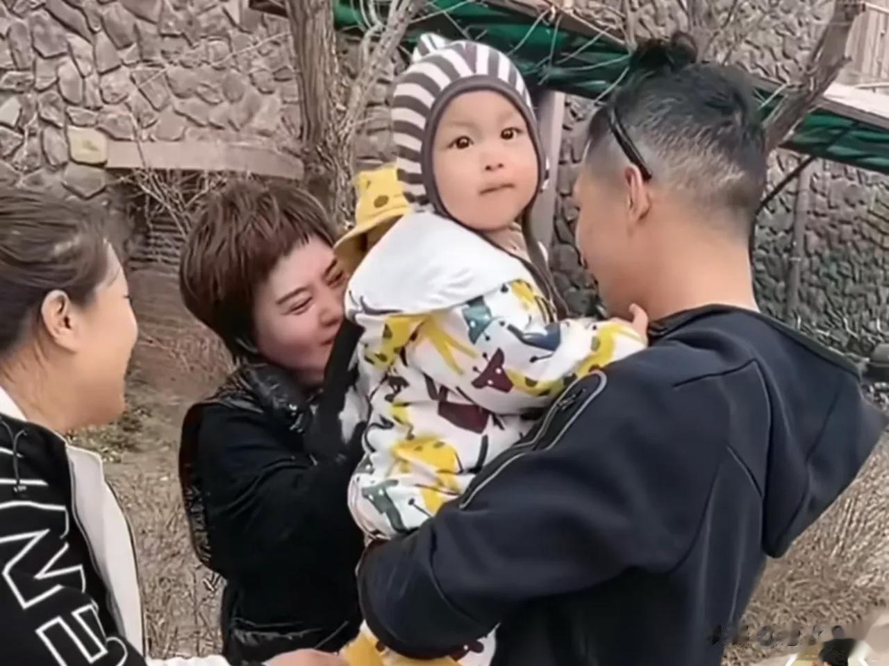 网红天佑虽然被封，但是偶尔也会在老婆账号直播聊天。

6月19日，天佑直播，有粉