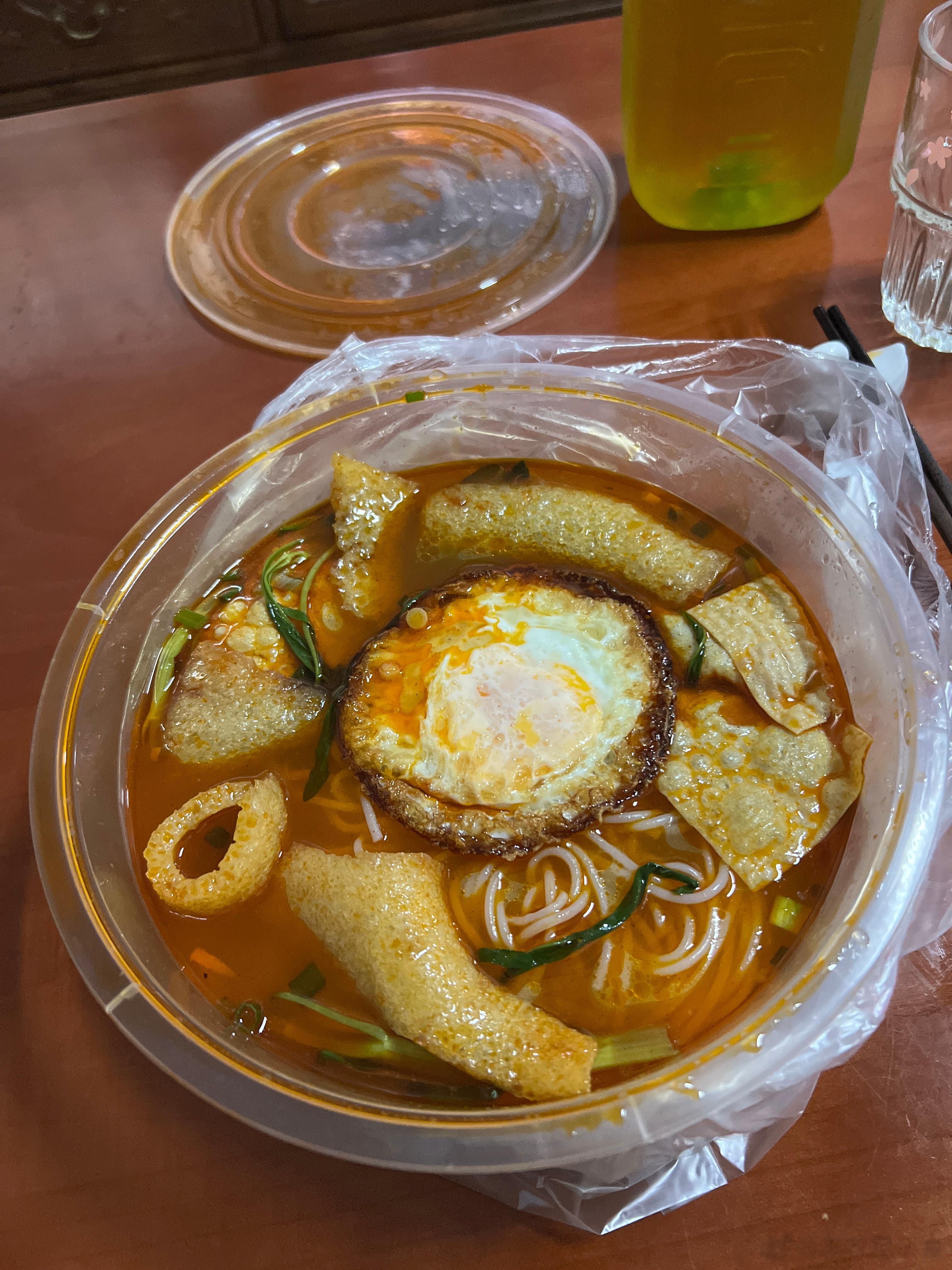 #早餐##螺蛳粉# 加炸猪皮和煎鸡 ​​​