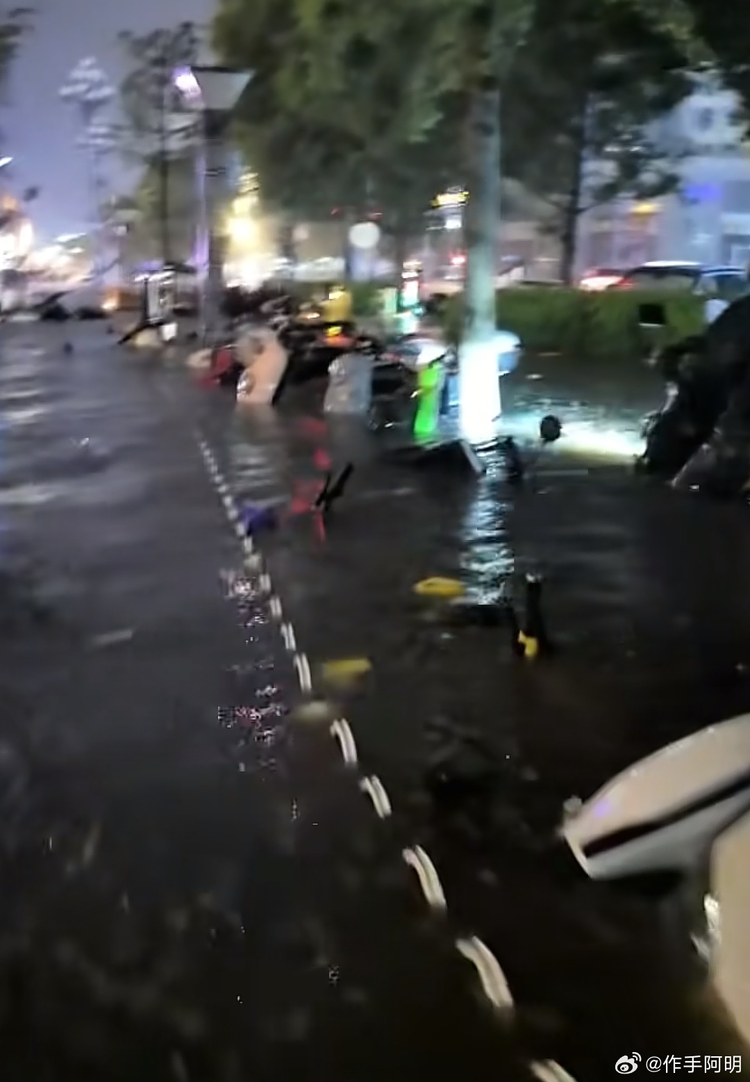 暴雨还在继续下，弥勒又被淹了，一年被淹好几次，无语。 弥勒