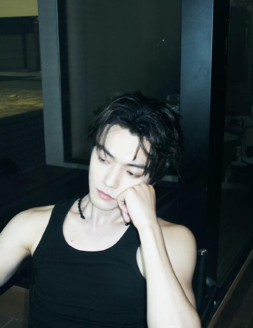 【曝许凯长期聚众赌博】

今日，有知情者爆料，称疑似演员@许凯soso 长期在横