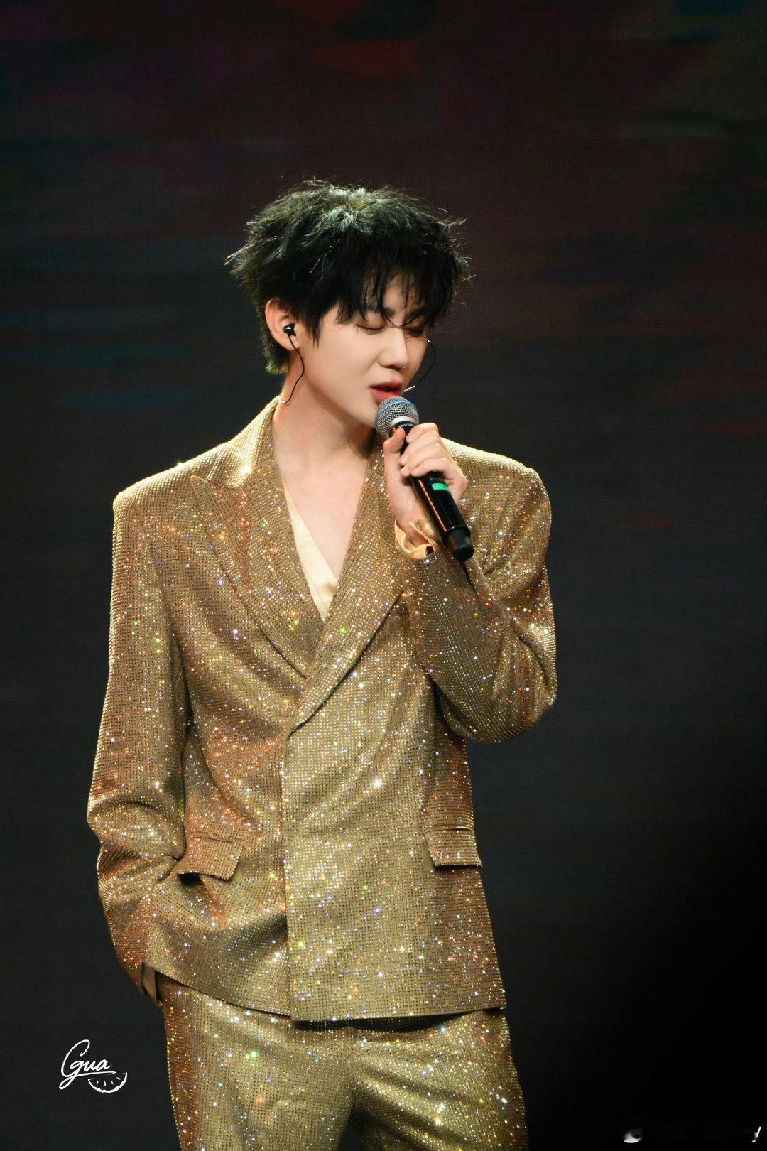 邵明明你就惯着这群女的吧 邵明明这是把粉丝宠上天了！现场温暖热烈，他真诚发言，事