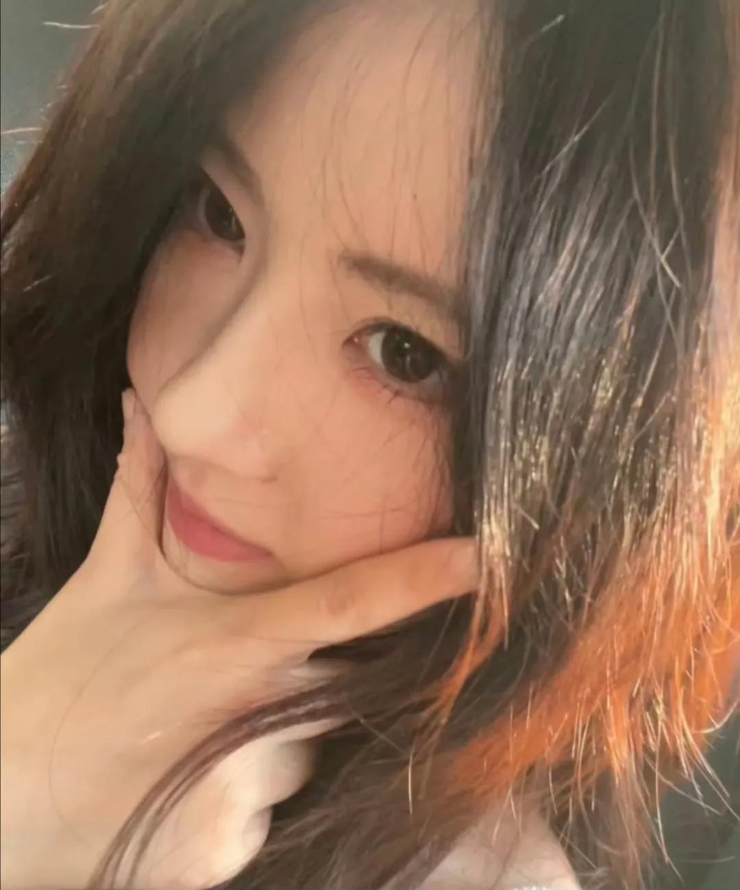 黄景瑜前妻点赞许荔莎那下，真是平地起惊雷。
 
本来八竿子打不着的俩人，突然在点