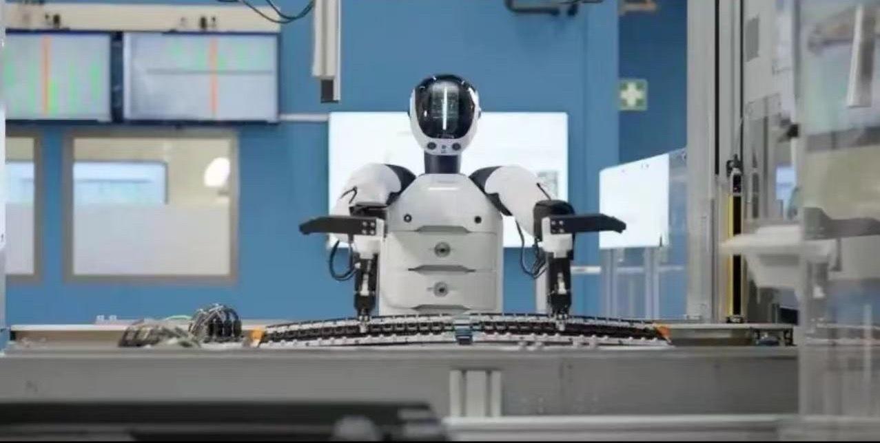 宝马集团 近日，宝马集团宣布，将在德国莱比锡工厂正式启动人形机器人试点项目。这是