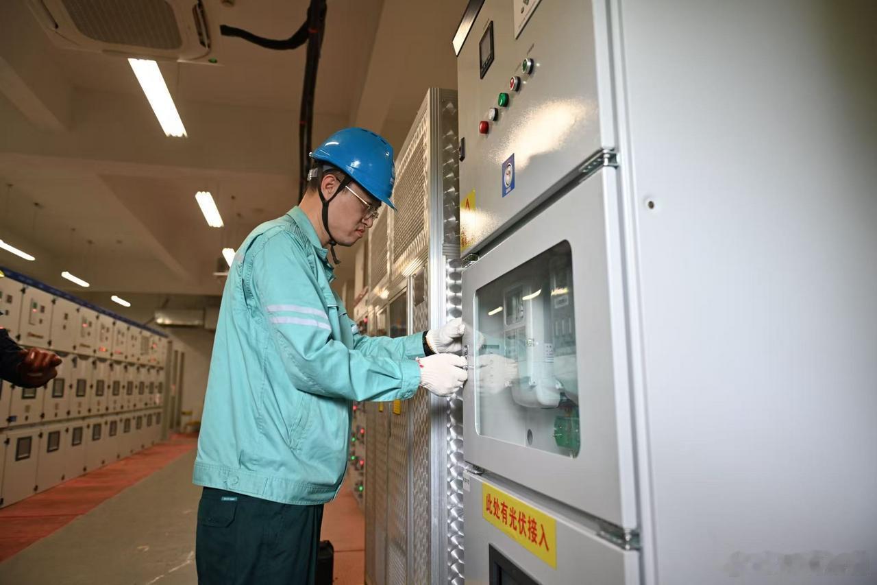 宁波分布式光伏装机量跻身全国首位 8月12日，随着前湾新区宁波科学中学1038千