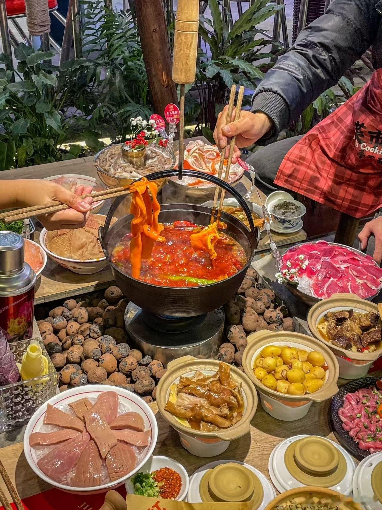 来四川菜市场尝一口春天 在四川菜市场，邂逅最鲜活的春天！野荠菜香气扑鼻，刚剥壳的