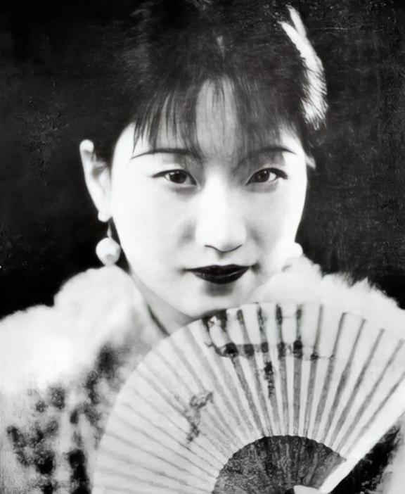 1928年，徐志摩母亲推开卧室门时，映入眼帘的是一幅难以置信的景象：儿子徐志摩与