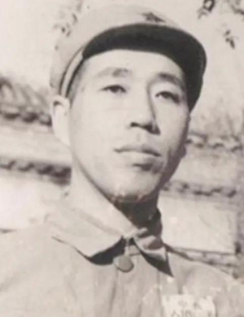 1943年，有位八路军营长受重伤，治了整整一年，动了7次手术，伤情还是没好转。上