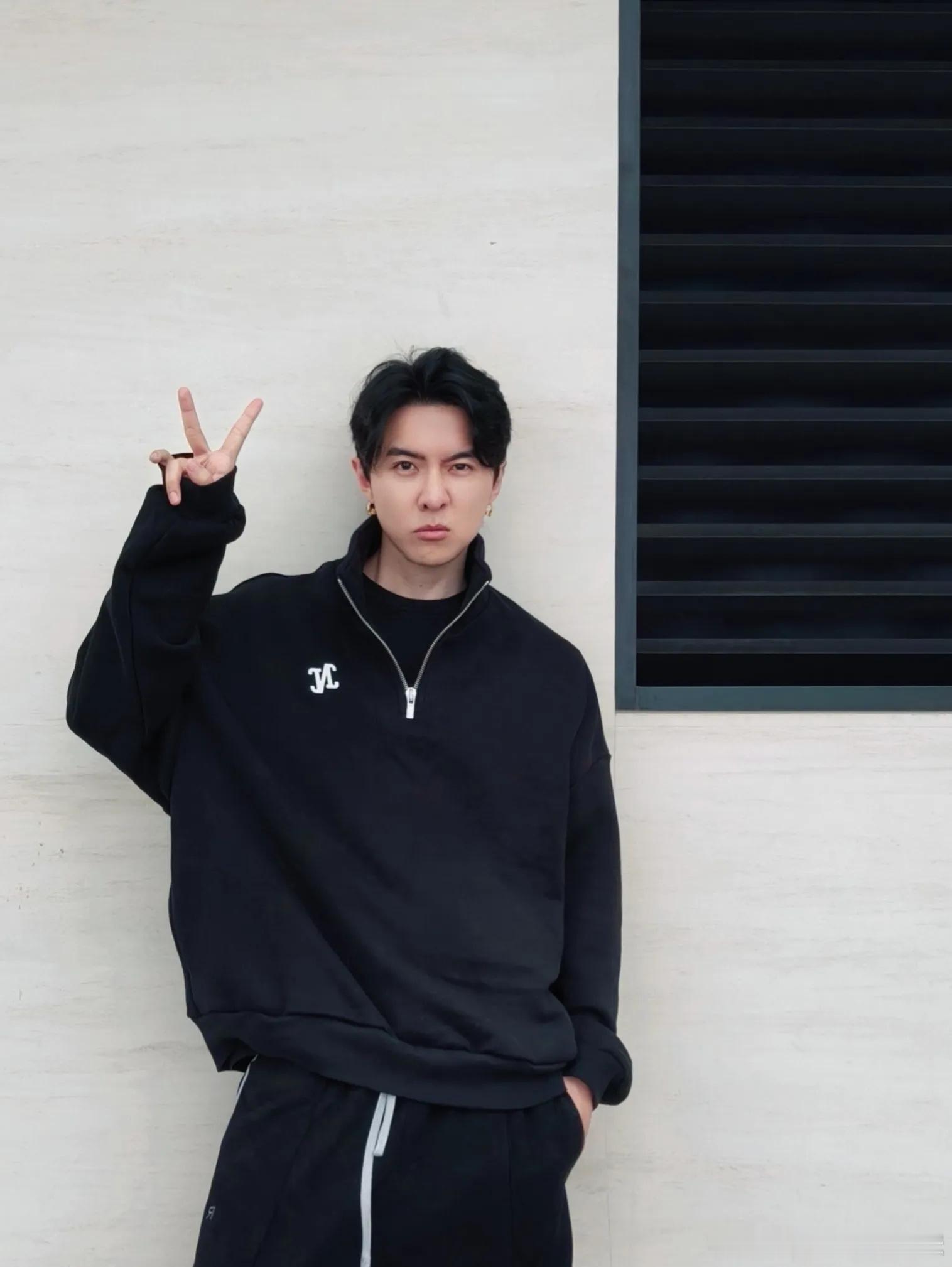 唐禹哲自首OOTD唐禹哲也是个神人第一次见自首还带拍照的 