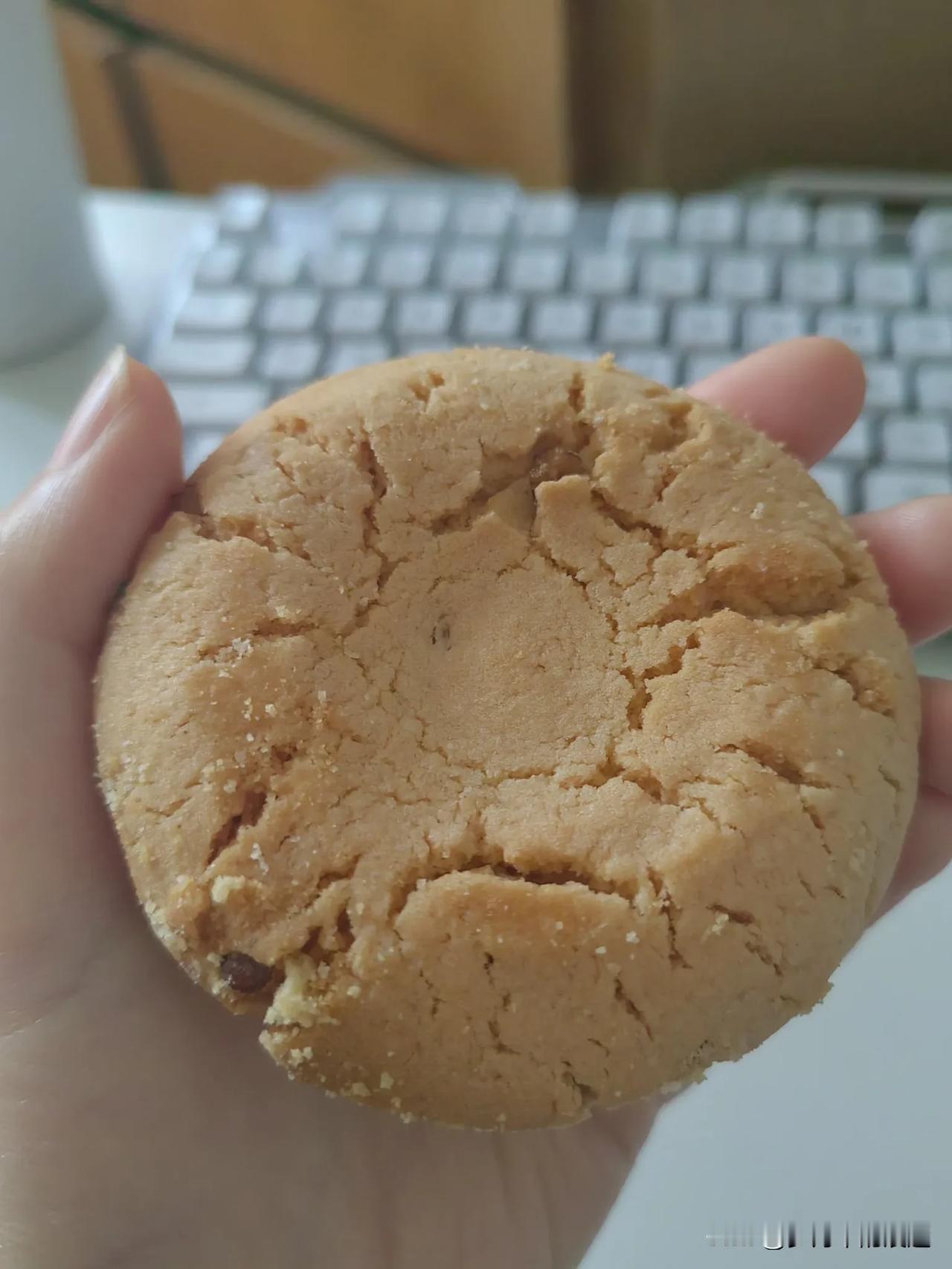 表姐分享的一块桃酥饼。
姑父从老家来我们姐妹三个和他的小孙子一起住的地方，老人家