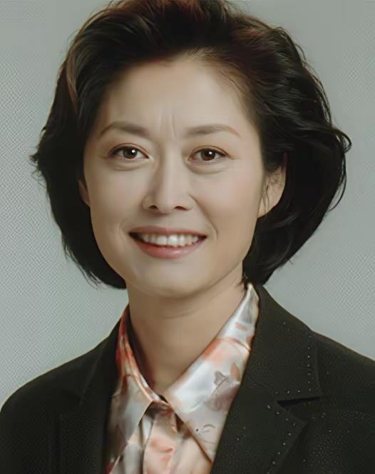 主持人敬一丹去世
让我印象深刻的不是她的主持
也不是她的书卷气质
而是她对老公和
