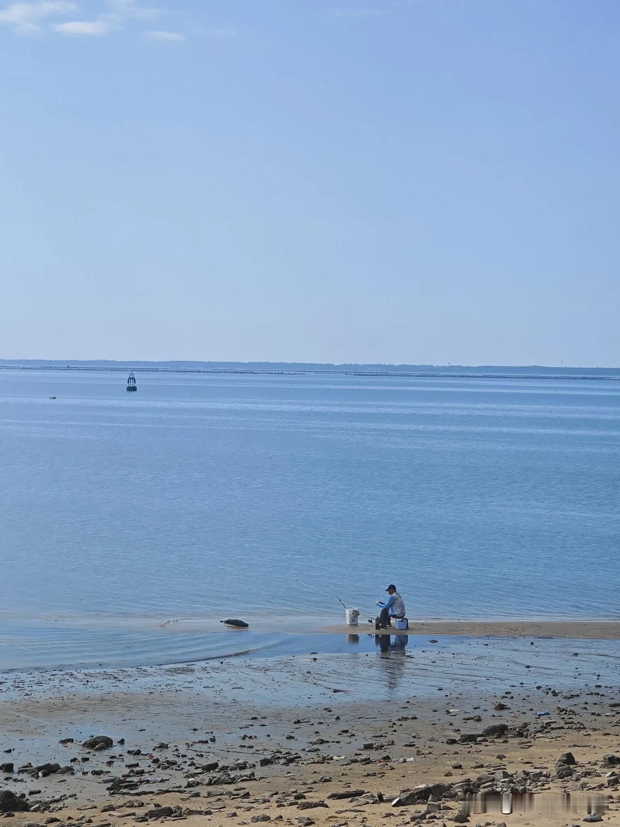 沙滩海浪，孤影独立。