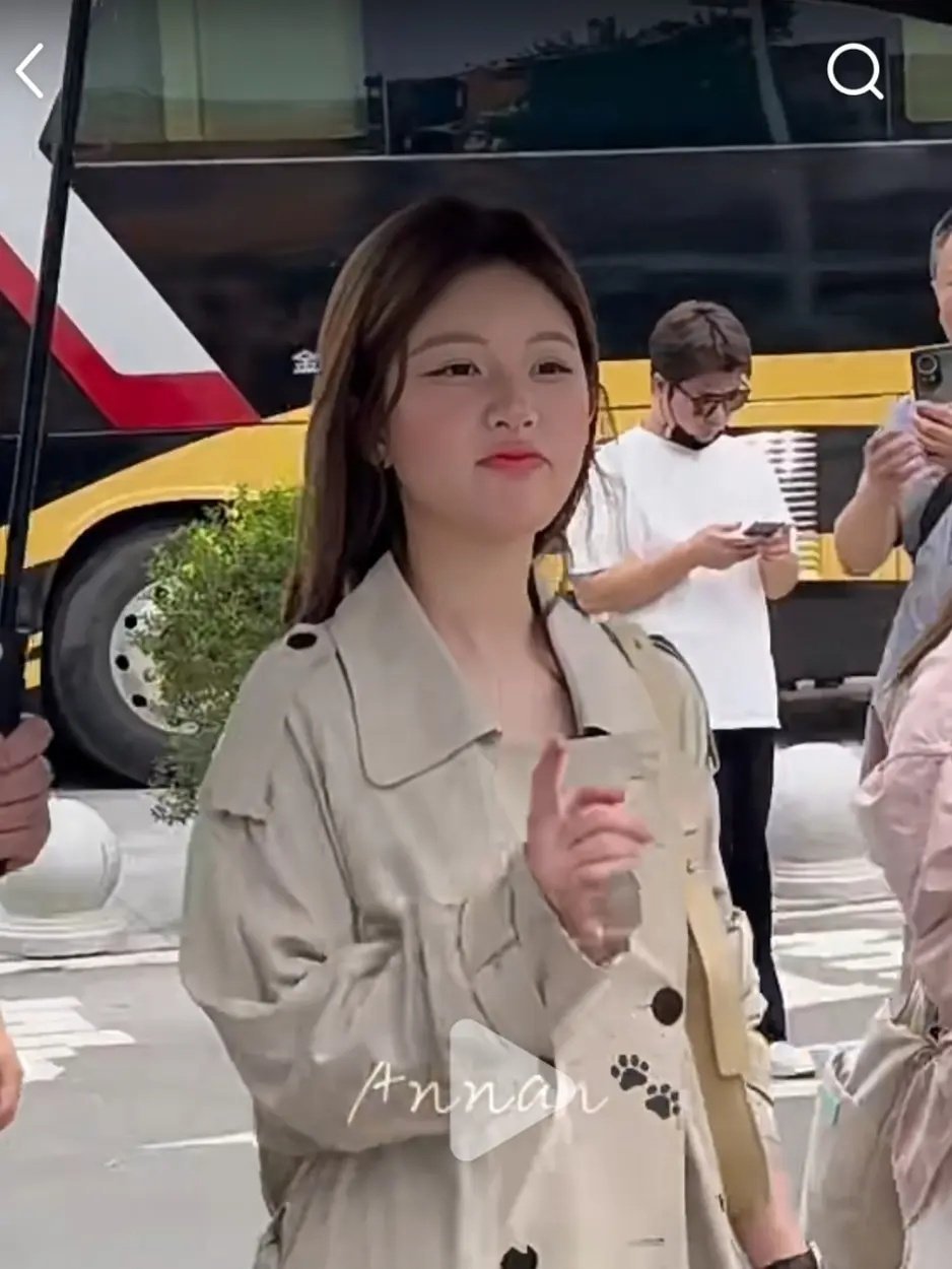 赵露思这次出来是忘了画修容吗？ ​​​