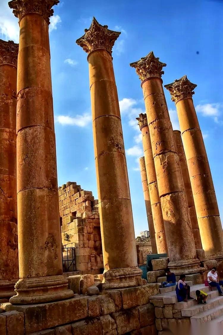 看着新闻里打来打去，一片乌烟瘴气，感觉天都要塌了。
但你把镜头拉远点，再远点……