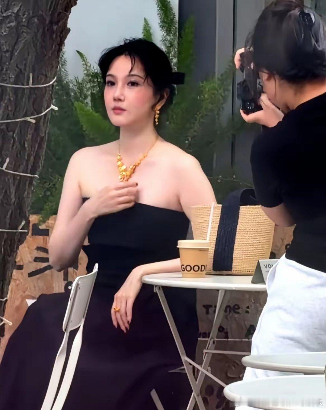 陈晓纭这次露面让人大跌眼镜明明以前是个娇小玲珑的小骨架，怎么刚生完孩子就壮得像变