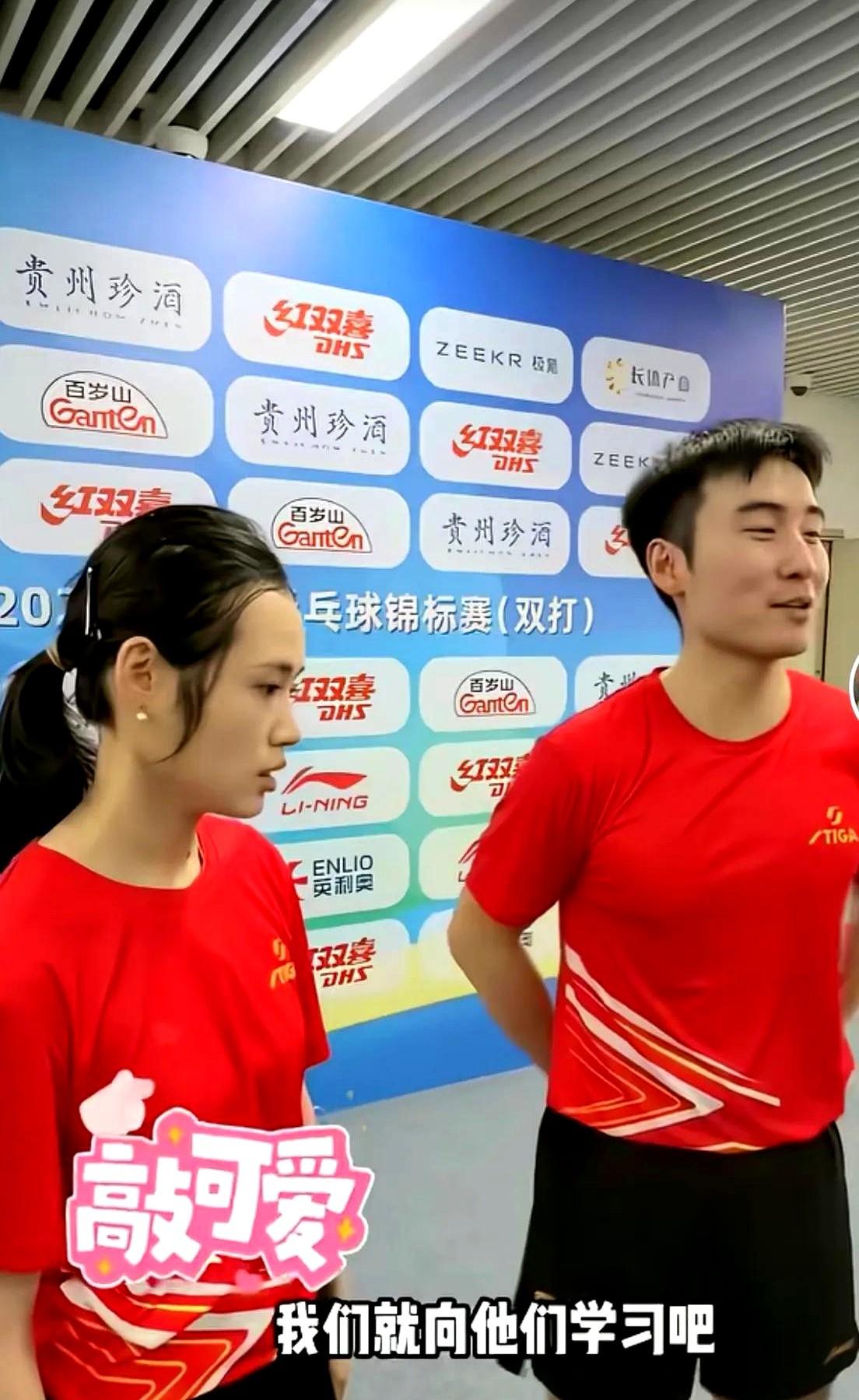 牛牛这对真夫妻组合晋级八强，采访的时候，记者问：
记者非得拿着话筒逼人家两口子给
