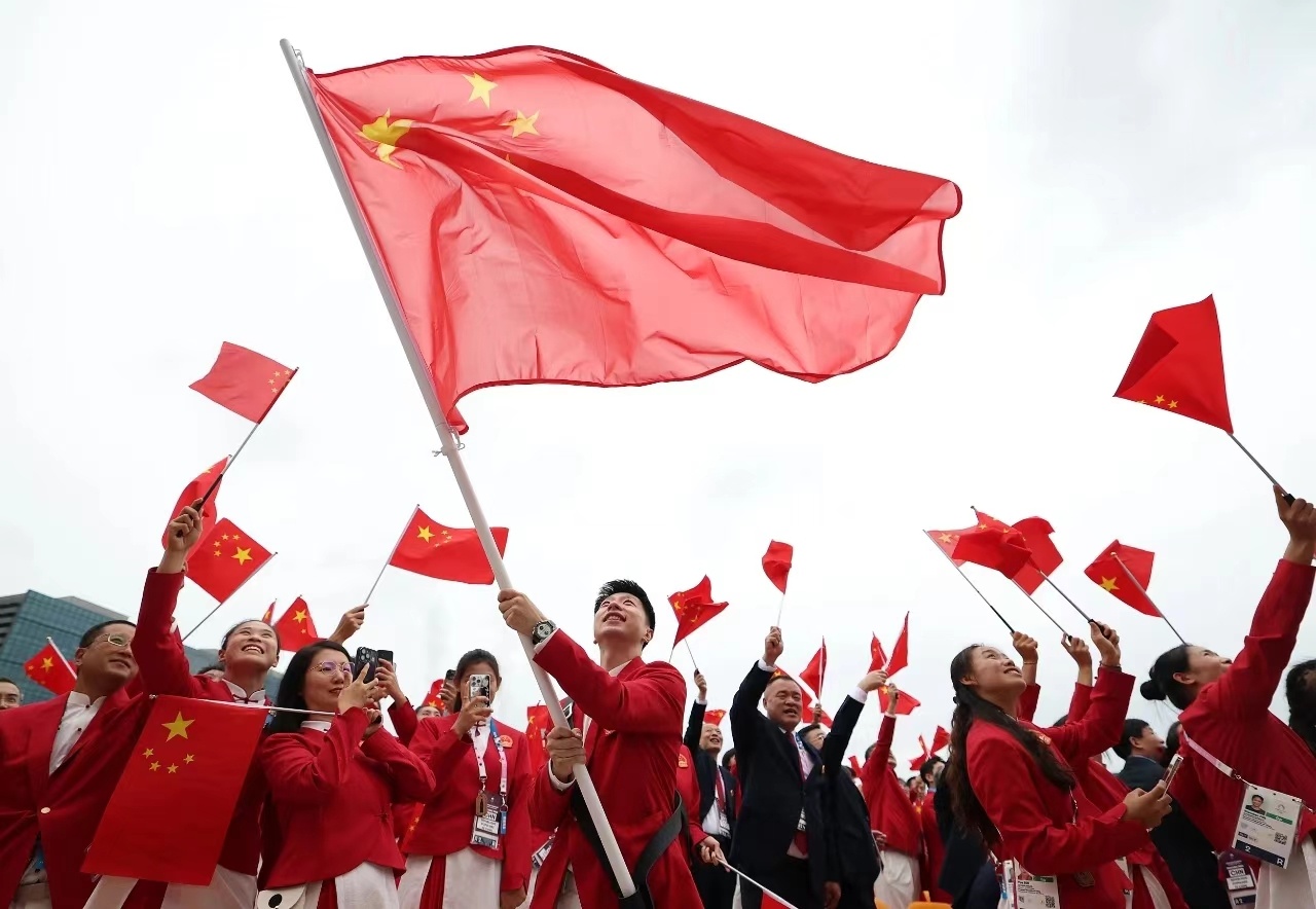 #巴黎开幕式 真的牛#开幕式引起了一些争议和批评，特别是在政治化和文化敏感方面。