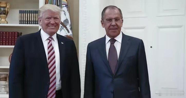 特朗普或因说漏嘴致间谍曝光。特朗普这嘴是没装保险栓吧！当年跟拉夫罗夫会谈，一句说