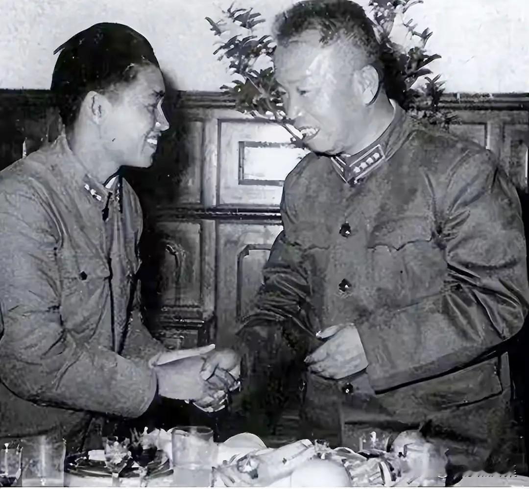 1963年10月1日，国防部招待宴会上，时任国防部副部长王树声大将（右）在宴会上