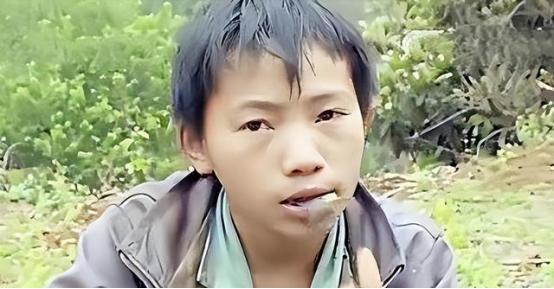 2006年，广西6岁男孩父亲意外去世，母亲抛弃他带着弟弟离开，为了生存，他挖野菜
