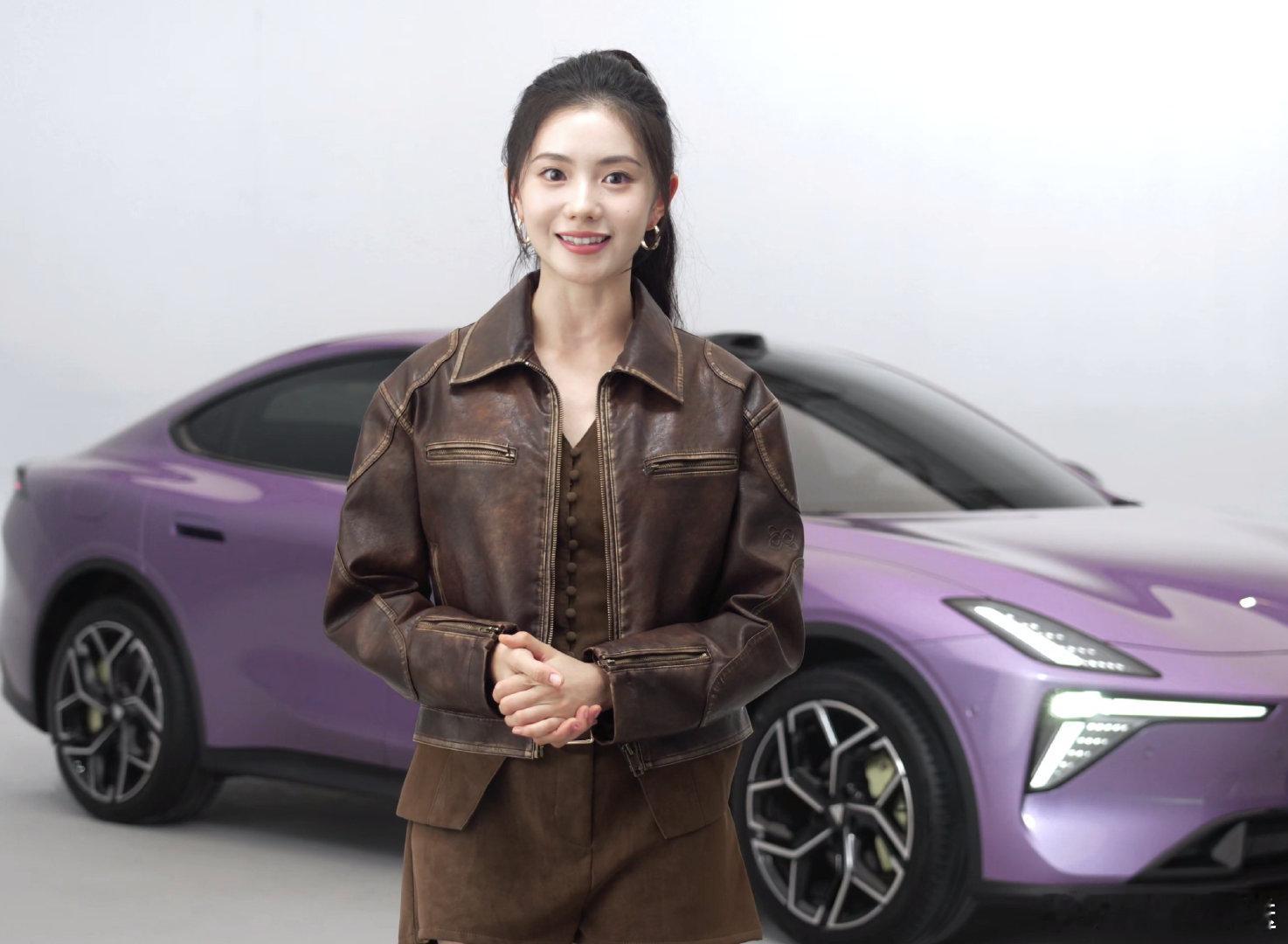 刘浩存深蓝L06品牌大使  谁还没被 这波安利戳中心巴！高马尾搭棕色皮衣甜飒感拉