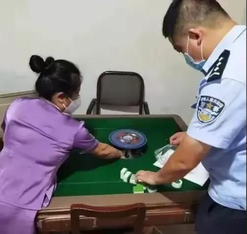 “权力的任性？”广东，一对夫妻开了家棋牌室，8张麻将桌，按顾客每自摸一次，收费1