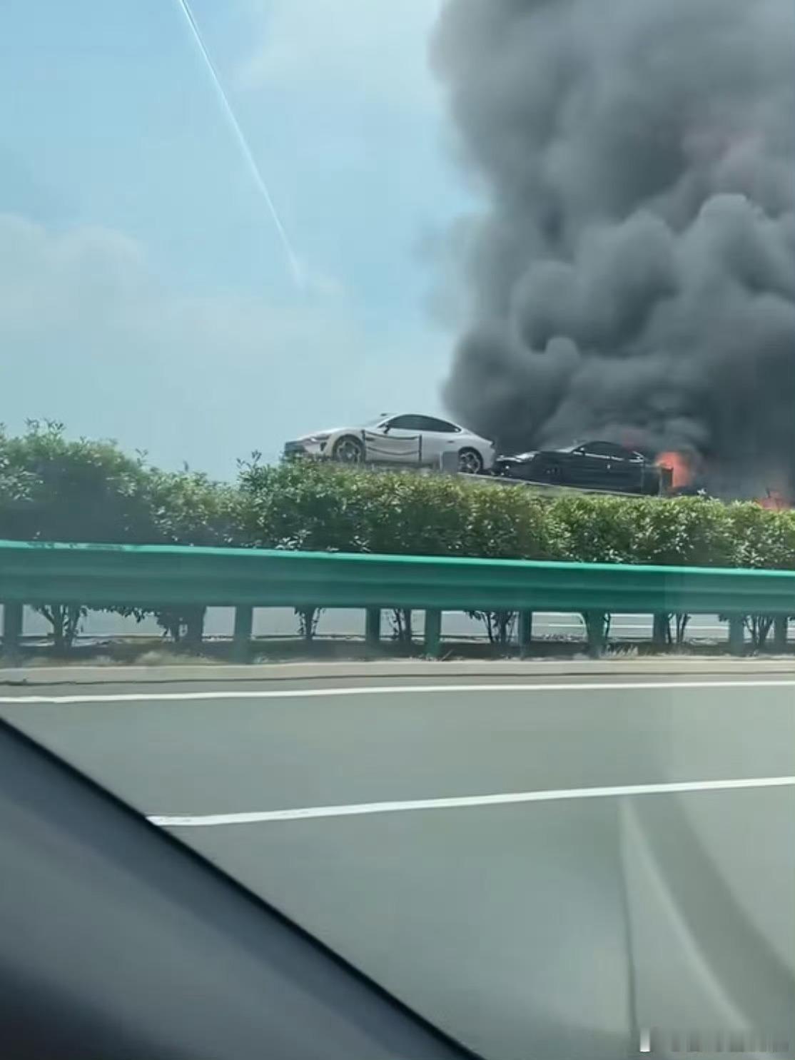 这个是运输的板车起火，与汽车品牌无任何关系！ 