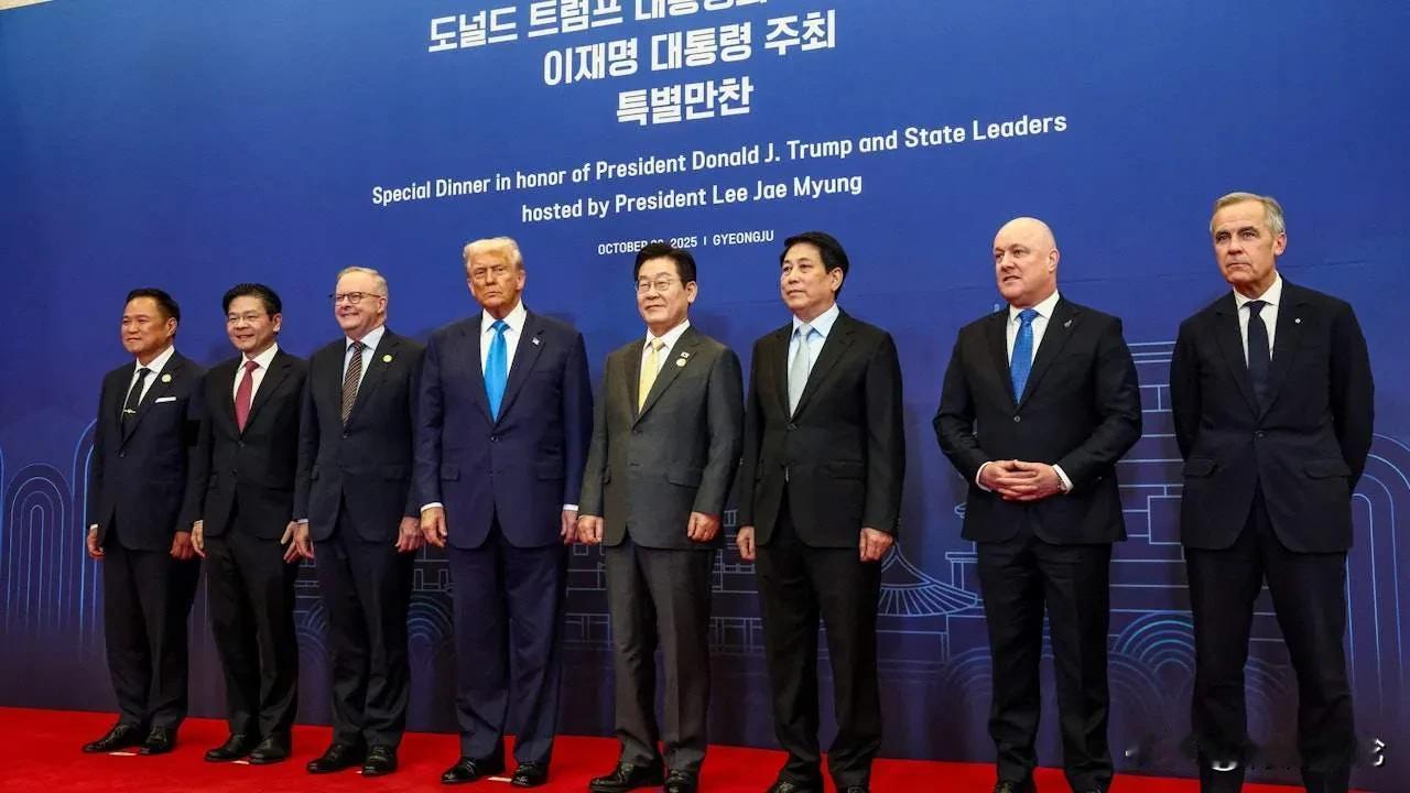 为了讨好特朗普，李在明也是拼了！在APEC峰会前，韩国总统李在明特意为美国总统特