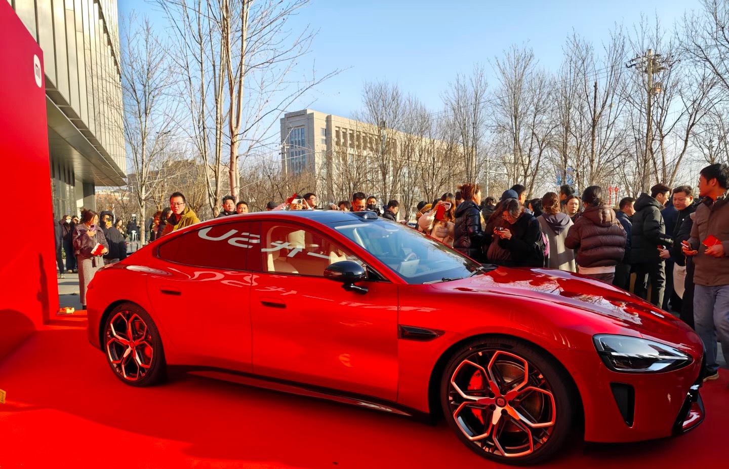 小米新SU7赤霞红真的被这抹红惊艳到了高饱和度豪华运动色系，正到发光，高级感直接