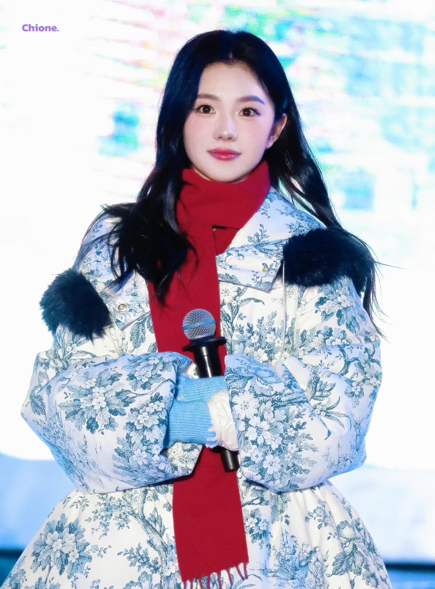 刘浩存边执法边比心刘浩存雪地精灵来的吧🧚，红色围巾衬得她🧣好漂亮！ 