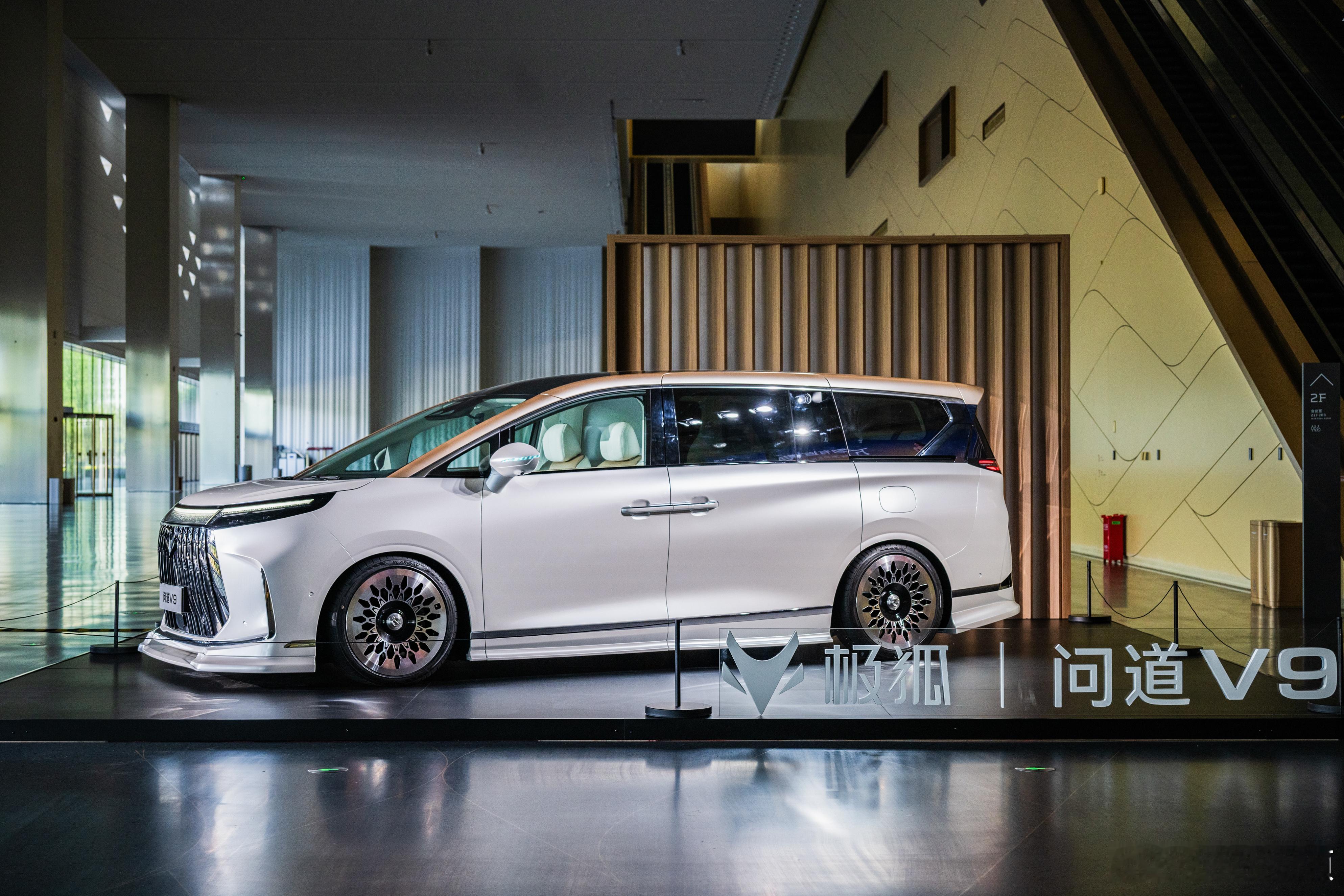 【从“堆参数”到“问道”，中国汽车的高端化执念该落地了】过去几年，中国汽车品牌的