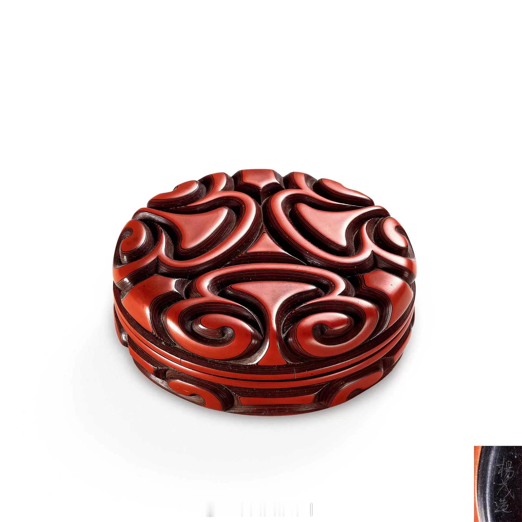 髹饰录 | 元末明初 剔犀如意云纹香盒圆形漆盒，子母口，盖面平，浅腹，平底。外面