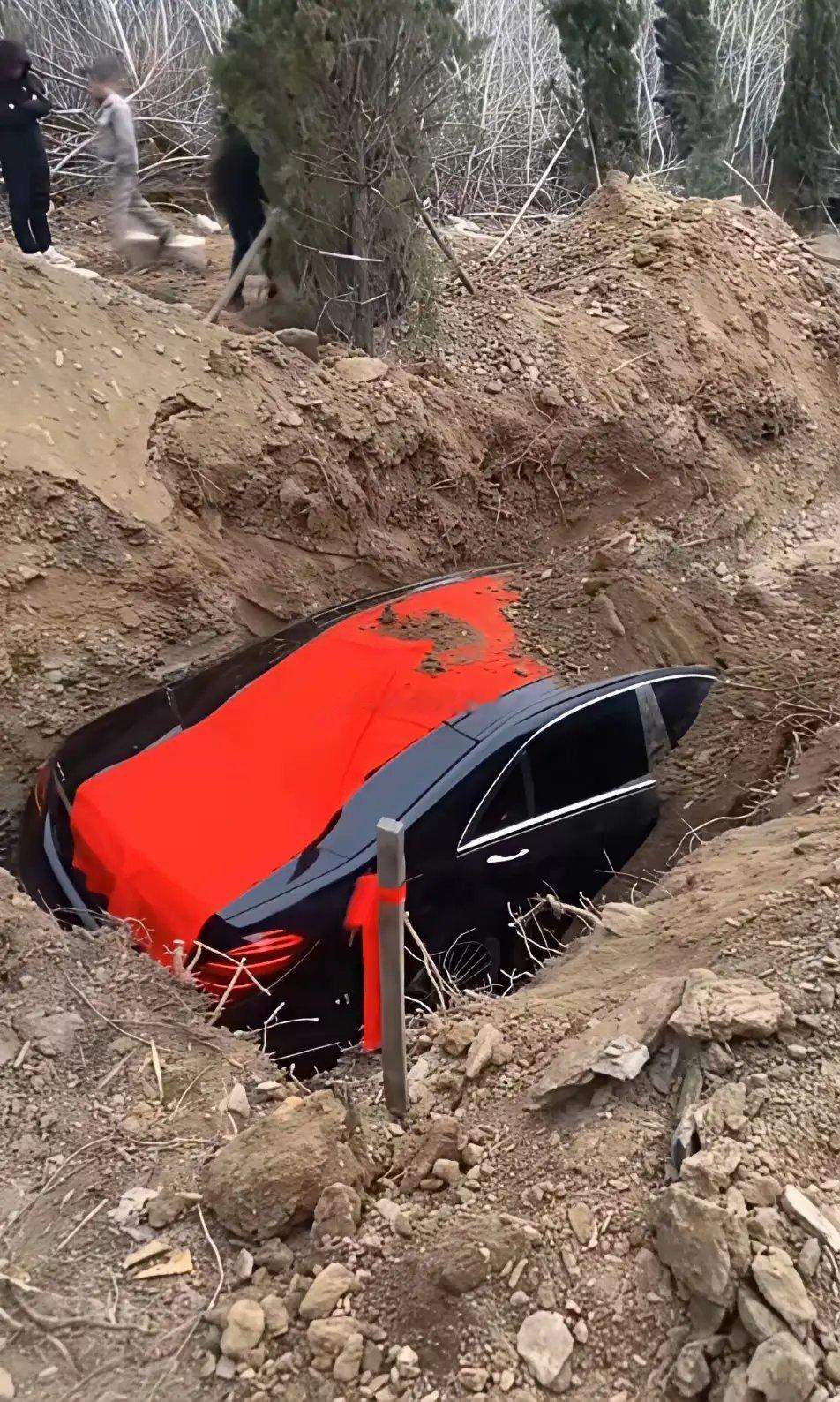 奔驰陪葬到底是“尽孝”，还是愚昧陋习？        今天刷到用奔驰车陪葬的视频