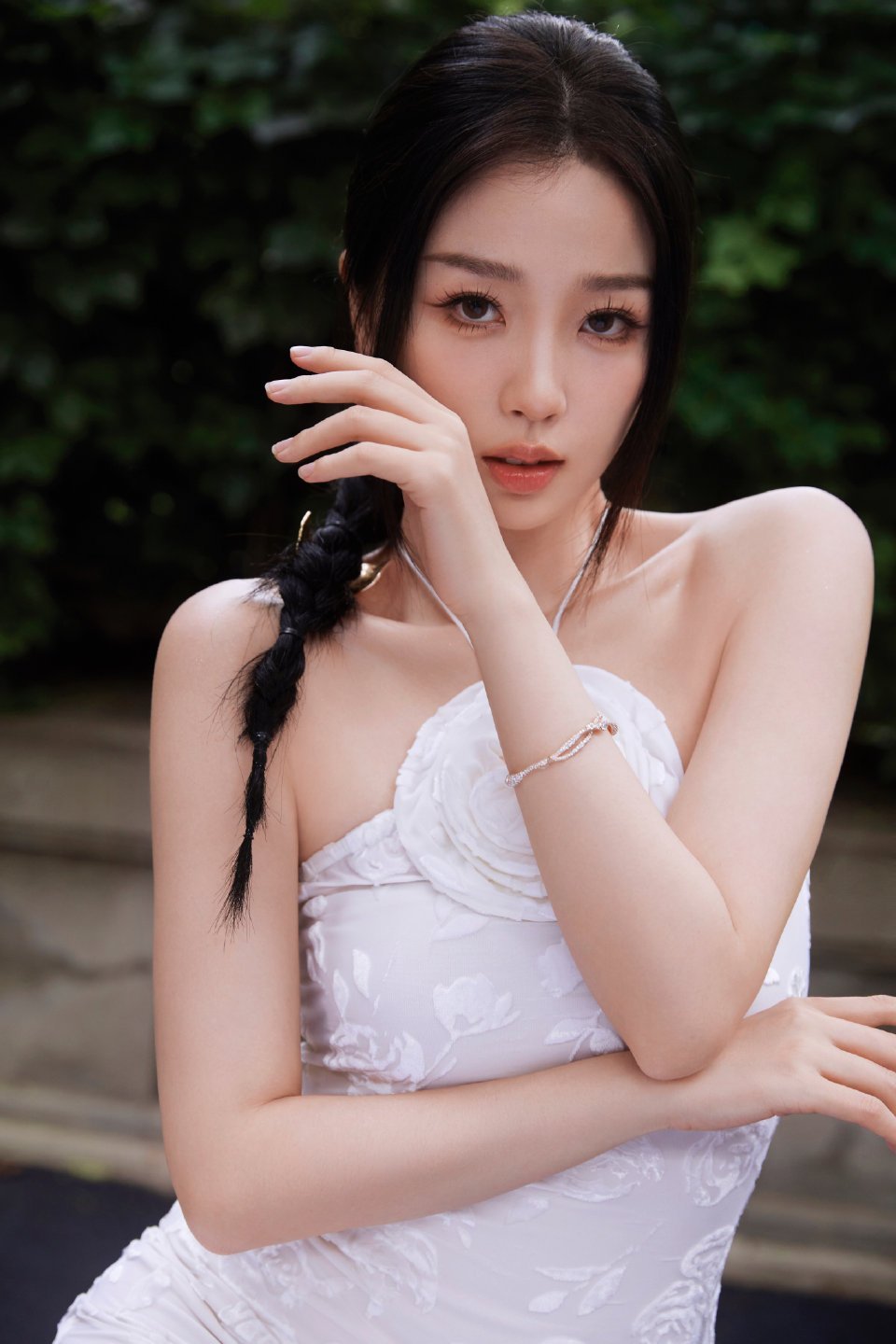 虞书欣[超话]纯白茉莉花，虞书欣的气质真的很独特，回眸遇见 ​​​